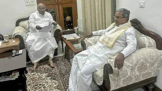 मल्लिकार्जुन खड़गे से मुलाक़ात करने पहुंचे सिद्धारमैया