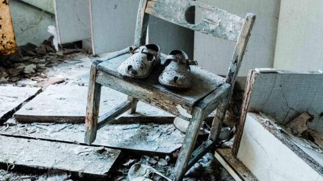 Детские ботинки, найденные в яслях в Припяти