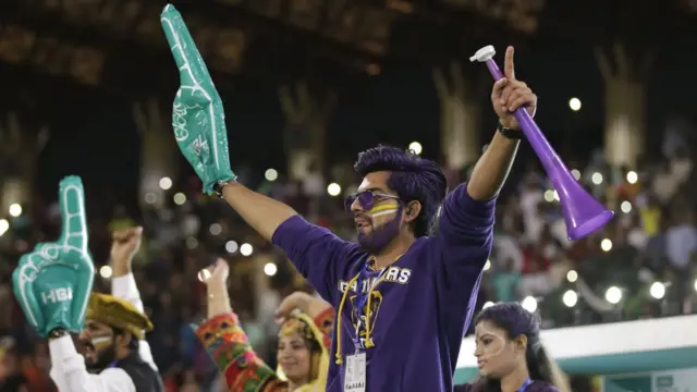 پشاور زلمی نے پہلا ایلیمنیٹر جیت کر بدھ کو دوسرے ایلیمنیٹر میں اپنی جگہ بنا لی ہے اور کراچی کنگز کا سامنا کرے گی۔ اُس میچ کی فاتح ٹیم ٹورنامنٹ کے فائنل میں آسلام آباد کے مدِمقابل ہوگی۔