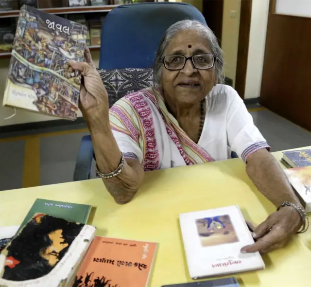 પોતાના પુસ્તકો સાથે