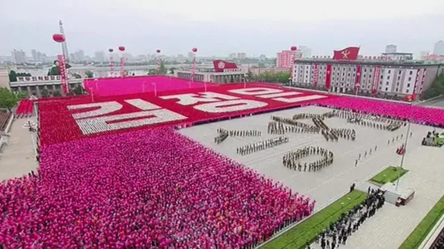 北朝鮮、党大会終わり祝賀パレード - BBCニュース