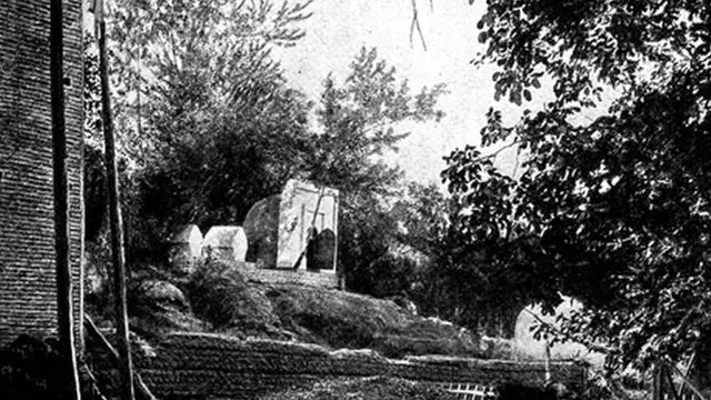 Мүрзө - Курманжан Датканын жана анын уулу Камчыбектин мүрсөзү. Камчыбек 1895-жылы өлүм жазасына тартылган.