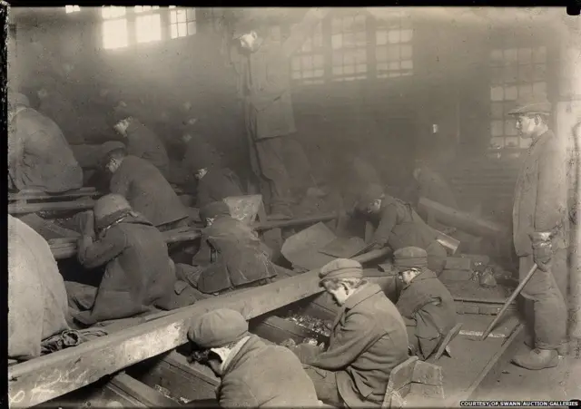 1912साली पेनसिलव्हिनियातल्या कोळसा खाणीत काम करणारे कर्मचारी.