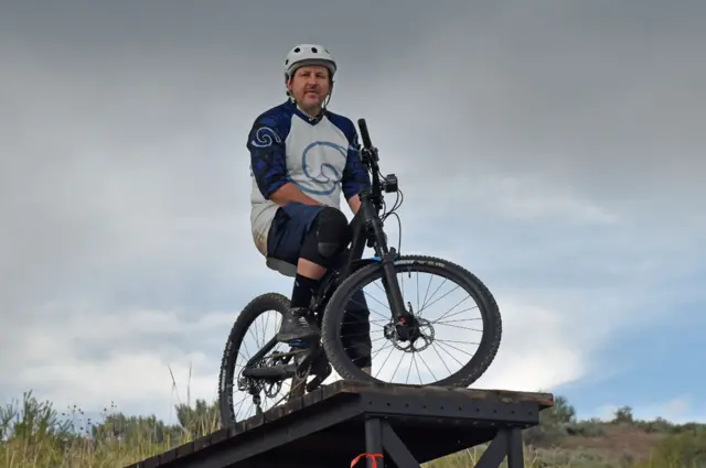 Brad Duke con su bicicleta