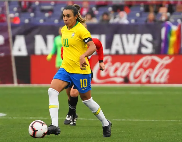 Marta Vieira da Silva disputando un balón