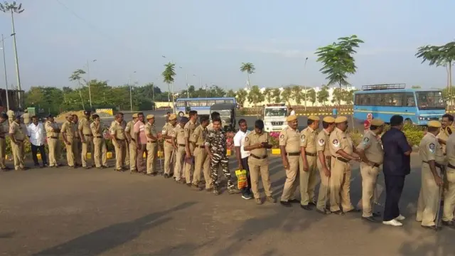 అసెంబ్లీ వద్ద పోలీసులు