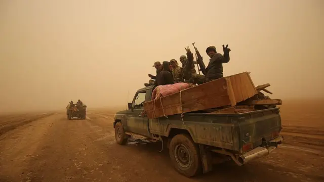 ટ્રકમાં જઈ રહેલા લડાકુ