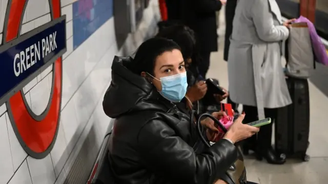 Londra metrosunda maskeli bir kadın