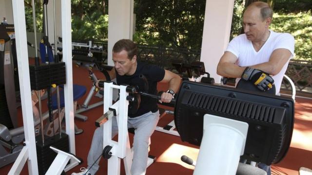 President Putin bin dey gym with im Prime Minister Dmitri Medvedev.