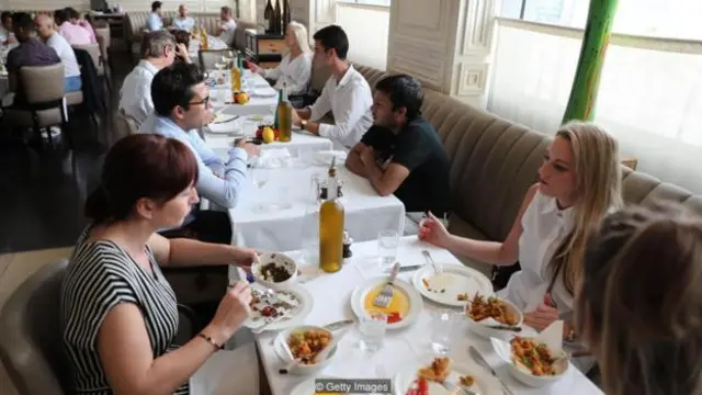 Người dân UAE và người nước ngoài đang ăn tại một nhà hàng ở Dubai vào ngày 3/8/2018