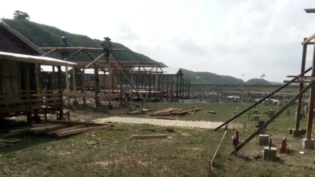 ကျောက်တစ်လုံးစခန်းရဲ့ အရှေ့ဘက် မိုင်ဝက်လောက်ကွာဝေးတဲ့ နေရာမှာ ဆောက်နေတာဖြစ်