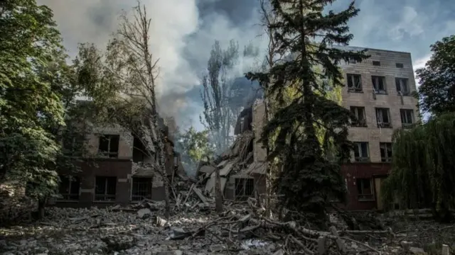 Một tòa nhà đổ nát sau khi trúng tên lửa của Nga tại Lysychansk, vùng Luhansk, Ukraine, 17/6, 2022