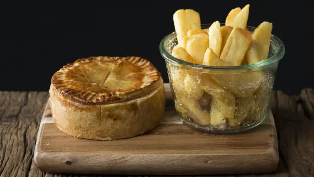 Пирог и жареная картошка.