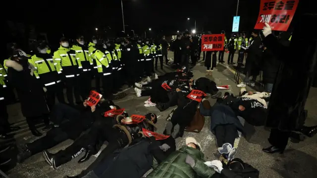 지난 12일 새벽 서울 구로구 남부교도소 앞에서 시민단체 관계자들이 조두순 출소에 반대하며, 도로에 누워 경찰병력과 대치하고 있다