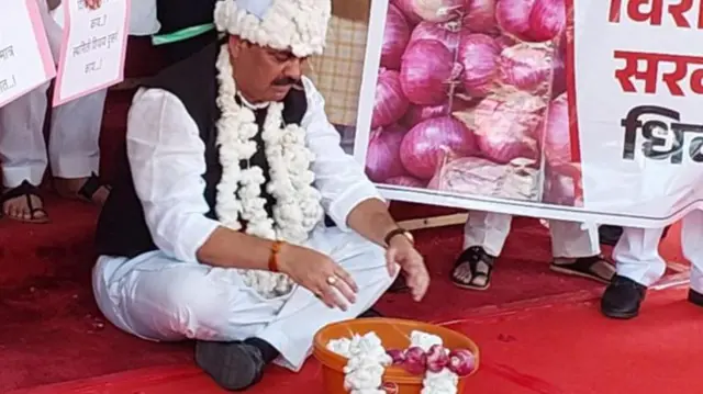 कांद्यांचं अनोखं आंदोलन 