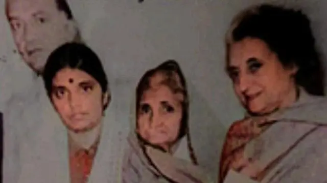 ہیموں کالانی کی والدہ اور بھائی انڈیا کی وزیر اعظم اندرا گاندھی سے ایوارڈ وصول کرتے ہوئے