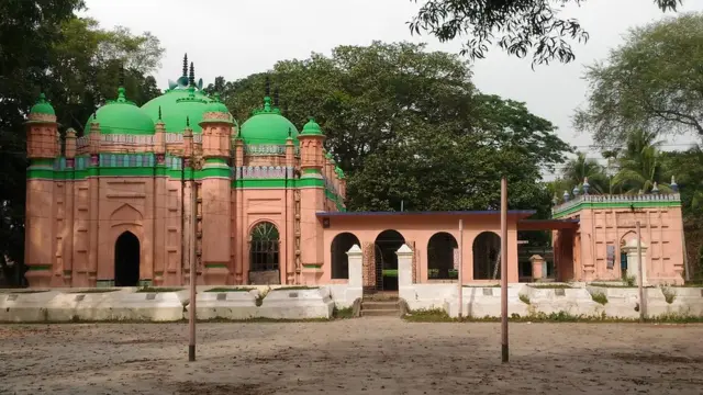 নওয়াব ফয়জুন্নেসার বাড়ির সামনের মসজিদ
