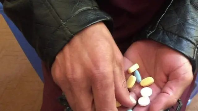 په افغانستان کې له هغو کسانو پرته چې مخدره توکي کاروي، په نورو کې د اېچ ای وي، کچه کمه ده. په پاکستان کې بیا نژدې ۱۵۰ زره کسان په ایچ ای وي وایروسو اخته دي.