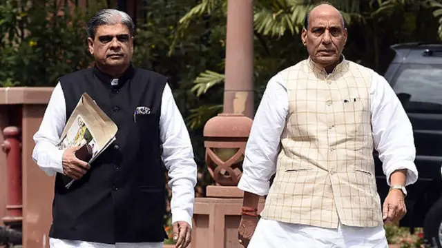 રાજ્ય કક્ષાના ગૃહ મંત્રી હરિભાઈ ચૌધરીની (ડાબે) ગૃહ મંત્રી રાજનાથસિંહ સાથેની તસવીર