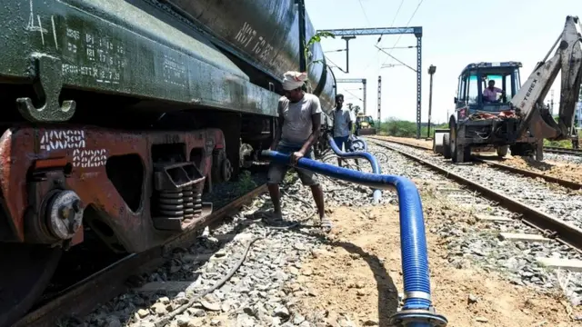 वाटर ट्रेन, पानी के वैगन की ट्रेन, ट्रेन, चेन्नई, जल संकट, पानी, ट्रेन पर पानी