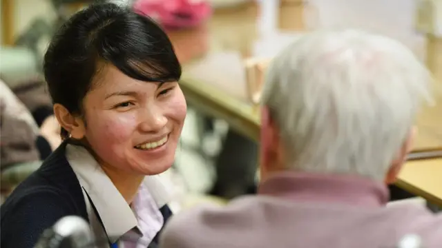 Nhiều nữ thực tập sinh nước ngoài sang Nhật làm việc trong những ngành như chăm sóc người già, may mặc và chế biến thực phẩm