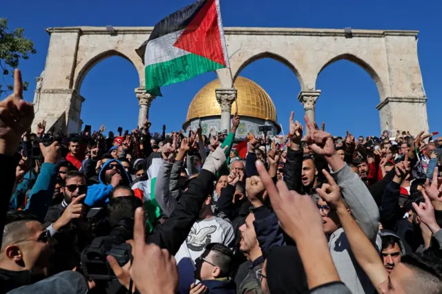జెరూసలేం లోని డోమ్ ఆఫ్ ద రాక్ మసీదు వద్ద నిరసన తెలుపుతున్న పాలస్తీనా ముస్లింలు