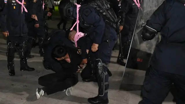 ตำรวจจับผู้ชุมนุม