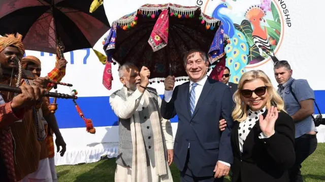 ગુજરાતની પરંપરાગત છત્રી સાથે બિન્યામિન નેતન્યાહૂ