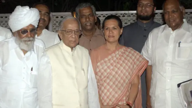 हरकिशन सिंह सुरजीत, ज्योति बसु, सोनिया गांधी और शरद पवार (बाएं से दाएं)