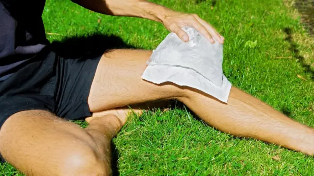Compresa de hielo sobre una rodilla