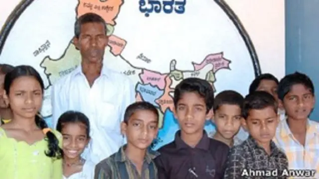 పిల్లలతో హరేకల హజబ్బ