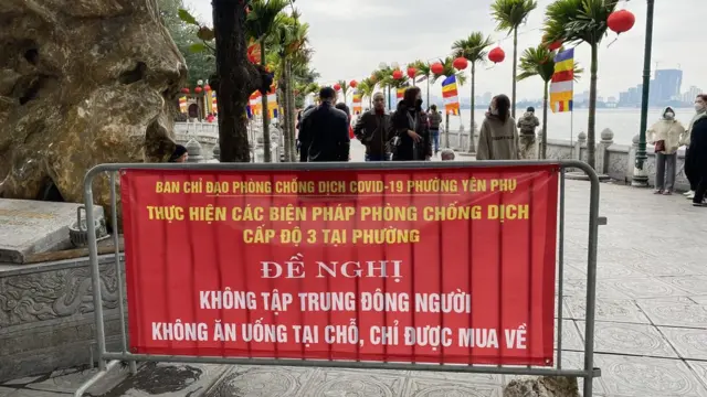 Dù biển báo ngoài chùa yêu cầu không tập trung đông người nhưng giường như không ai để ý đọc.