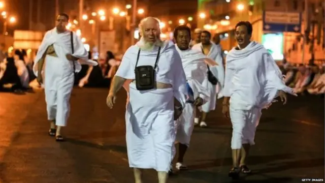 अहराम परिधान केलेले यात्रेकरू