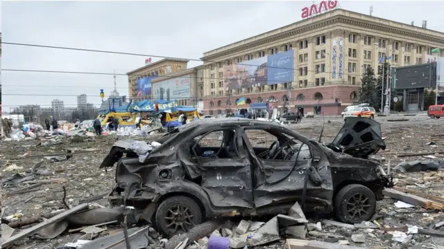 하르키우(하리코프) 시청 밖 광장이 러시아군의 포격으로 파괴된 모습