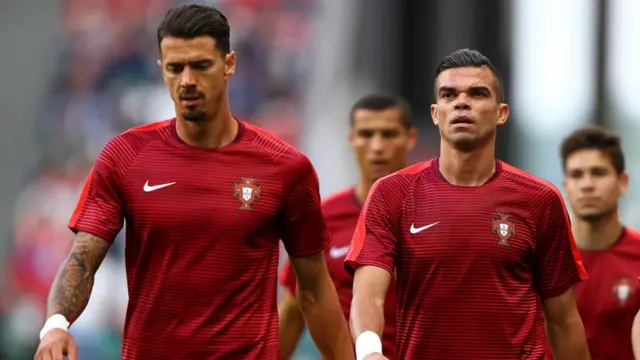 نکته بارز درباره خط دفاعی پرتغال سن زیاد بازیکنان است. پپه (راست) ۳۵ سال و ژوزه فونته ۳۴ سال دارد