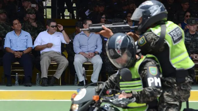 El presidente Juan Orlando Hernández durante una exhibición de la Policía Militar.