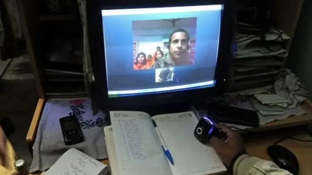 भारत की डिजिटल दौड़, जिसमें लाखों पीछे छूट रहे हैं