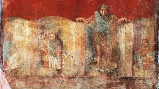 भीगे हुए कपड़ों पर कूदते धोबी.