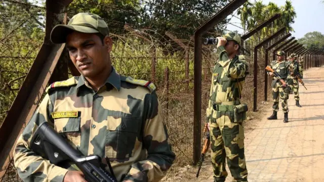 বাংলাদেশ সীমান্ত লাগোয়া এলাকা থেকে বিএসএফ আটক করে ওই বাংলাদেশিকে