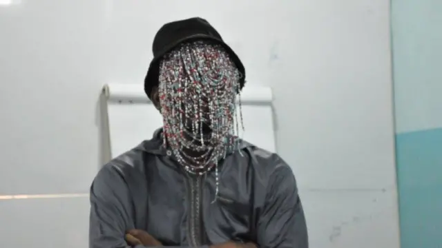 Ya kan yi amfani da salo iri ire domin kulle fuskarsa