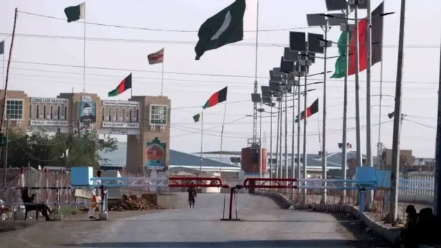 پاک افغان کشیدگی: ’پاکستانی فوج جہاں ہے وہیں رہے گی‘ - BBC News اردو