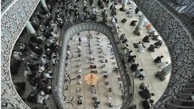 বায়তুল মোকাররম মসজিদে নামাজের দৃশ্য