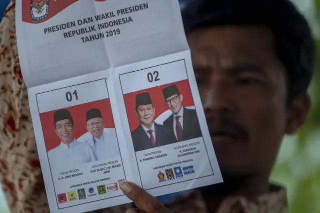 Petugas KPPS menunjukkan kertas suara kepada saksi pada perhitungan hasil Pemungutan Suara Ulang (PSU) di TPS 10 Kelurahan Duyu, Palu, Sulawesi Tengah, Sabtu (27/4/2019). Hingga pukul 13.00 waktu setempat, 13 TPS di Palu yang melakukan PSU telah diselesaikan dan dilanjutkan dengan perhitungan suara.