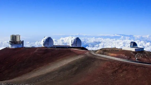 Le télescope infrarouge de la NASA, les télescopes Keck I, Keck II et Subaru aux observatoires du Mauna Kea sur la grande île d'Hawaï