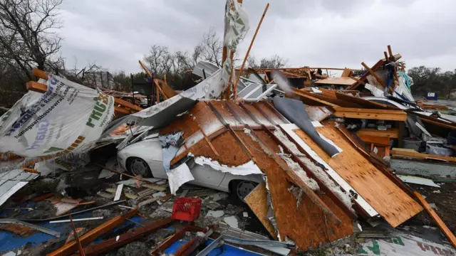 Kasırgadan yıkılmış evler