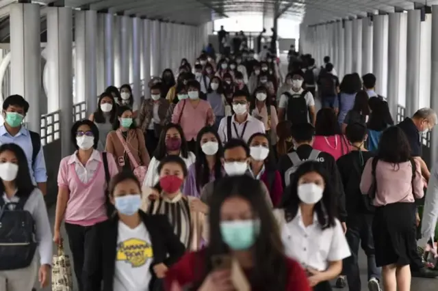 บรรยากาศผู้คนคับคั่งในวันแรกของการกลับมาทำงานหลังหยุดยาวปีใหม่เมื่อวันที่ 4 ม.ค. จะหายไปอีกครั้ง เมื่อ สธ.ประกาศยกระดับเตือนภัยโควิด-19 และแนะนำให้คนงดเดินทางด้วยรถโดยสารสาธารณะและทำงานที่บ้าน