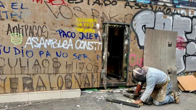 Hombre blindando una tienda de Valaparaíso