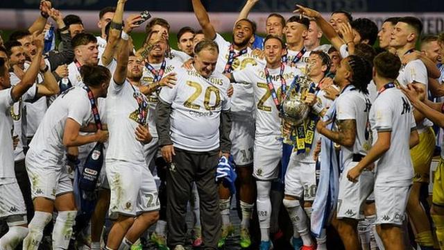 marcelo Bielsa and Leeds celebrate winning promotion to the English top flight