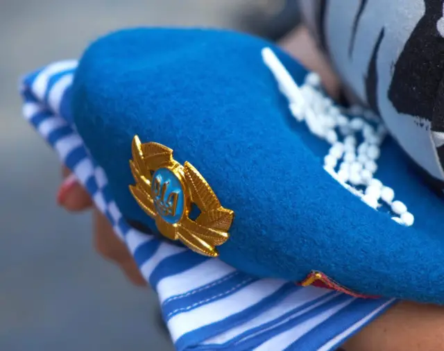 Берет і тільник загиблого десантника