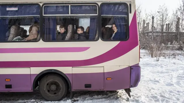 Ônibus com criançaswonderland roletaAvdiivka